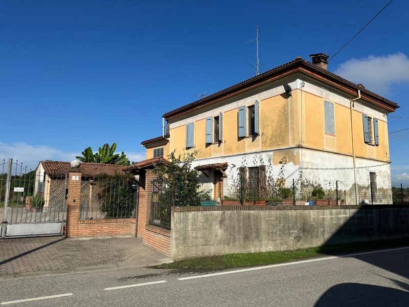 Casa Indipendente in Vendita a Castelvetro Piacentino, 180'000€, 180 m², con Box
