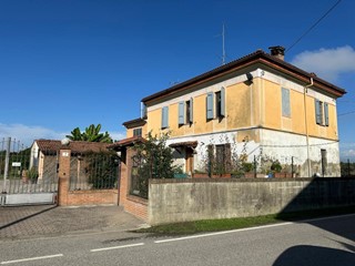 Casa Indipendente in Vendita a Castelvetro Piacentino, 180'000€, 180 m², con Box