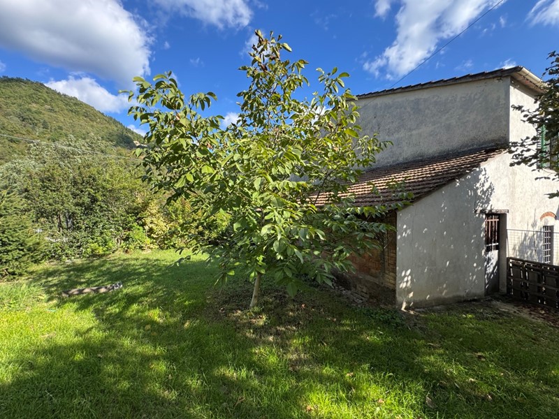 Casa Indipendente in Vendita a Vernio, zona Mercatale, 310'000€, 360 m², con Box