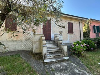 Casa Indipendente in Vendita a Sarzana, zona Sarzanello, 355'000&euro;, 137 m²