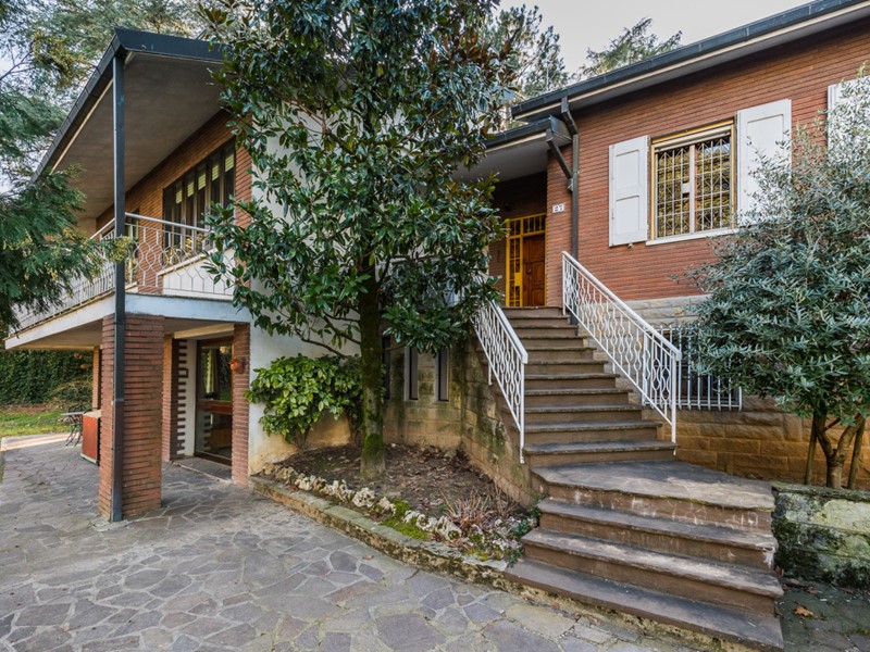 Villa in Vendita a Casalecchio di Reno, 790'000€, 385 m², con Box