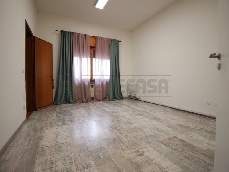 Ufficio in Affitto a Montebello Vicentino, 450€, 60 m²