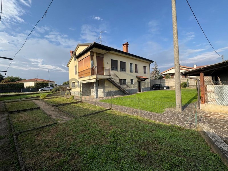 Casa Indipendente in Vendita a Capriate San Gervasio, 330'000€, 313 m², con Box