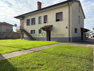 Casa Indipendente in Vendita a Capriate San Gervasio, 330'000€, 313 m², con Box