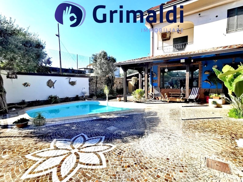 Casa Indipendente in Vendita a Napoli, 375'000€, 220 m²