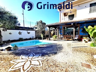 Casa Indipendente in Vendita a Napoli, 375'000€, 220 m²