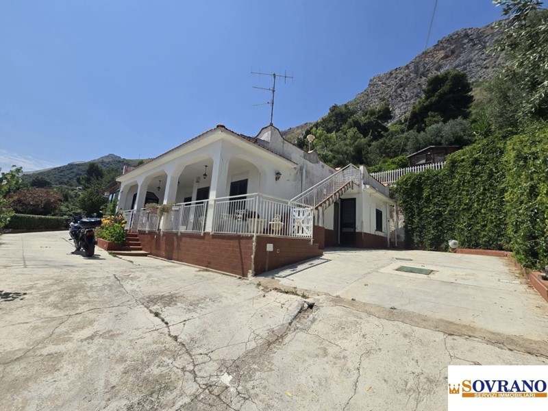 Villa in Vendita a Carini, 250'000€, 180 m²
