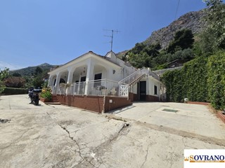 Villa in Vendita a Carini, 250'000€, 180 m²