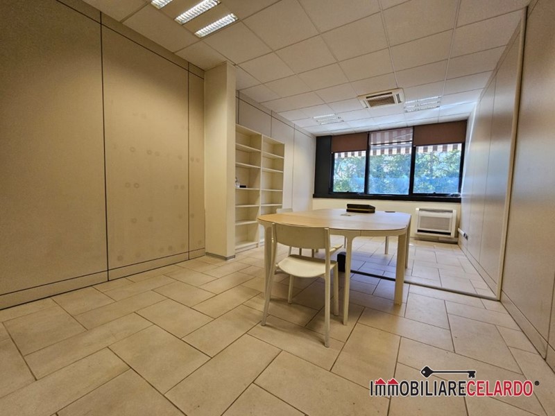 Ufficio in Affitto a Colle di Val D'Elsa, 2'000€, 300 m²
