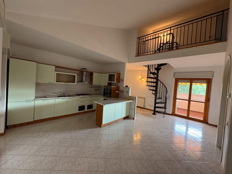 Appartamento in Vendita a Monteriggioni, zona Castellina Scalo, 280'000€, 164 m², arredato, con Box