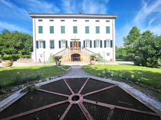 Appartamento in Vendita a Capannori, zona Massa Macinaia, 550'000€, 465 m², arredato