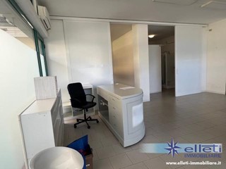 Immobile commerciale in Vendita a Massa, zona Marina di Massa, 90'000€, 62 m²