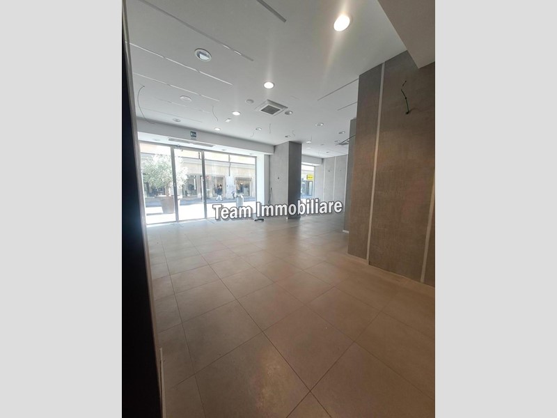 Immobile commerciale in Affitto a Livorno, 8'400€, 250 m²