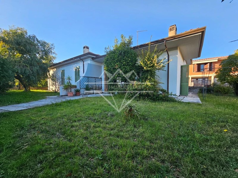 Casa Indipendente in Vendita a Carrara, zona Marina di Carrara, 530'000€, 180 m²