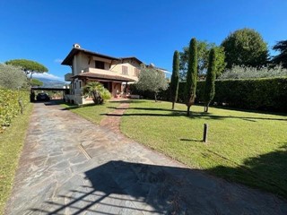 Villa bifamiliare in Vendita a Camaiore, zona Lido di Camaiore, 680'000&euro;, 200 m², con Box