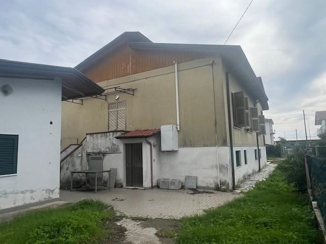 Villa in Vendita a Massa, zona Ricortola, 399'000&euro;, 180 m², con Box