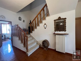 Casa Indipendente in Vendita a Empoli, zona Serravalle, 335'000€, 260 m², con Box