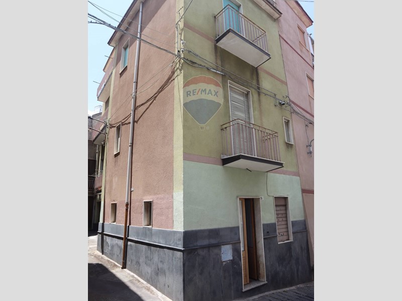 Casa Indipendente in Vendita a Bronte, 99'000&euro;, 250 m²