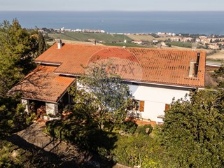 Villa in Vendita a Falconara Marittima, 590'000€, 532 m²