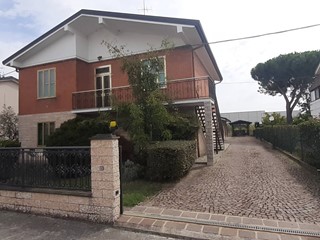 Casa Indipendente in Vendita a Ferrara, 299'000&euro;, 220 m²