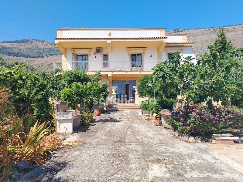 Villa in Vendita a Carini, 600'000€, 324 m²