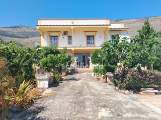 Villa in Vendita a Carini, 600'000€, 324 m²