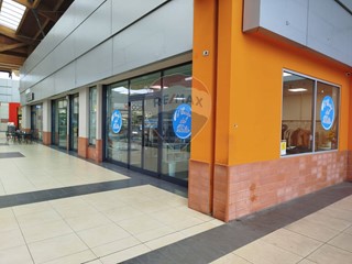 Attività commerciale in Vendita a Arluno, 60'000€, 143 m²