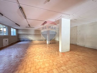 Immobile commerciale in Vendita a Varese, 75'000€, 206 m²