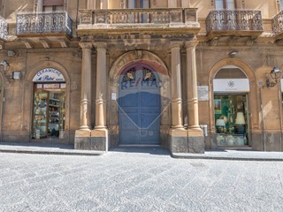 Appartamento in Vendita a Caltagirone, 110'000€, 252 m²