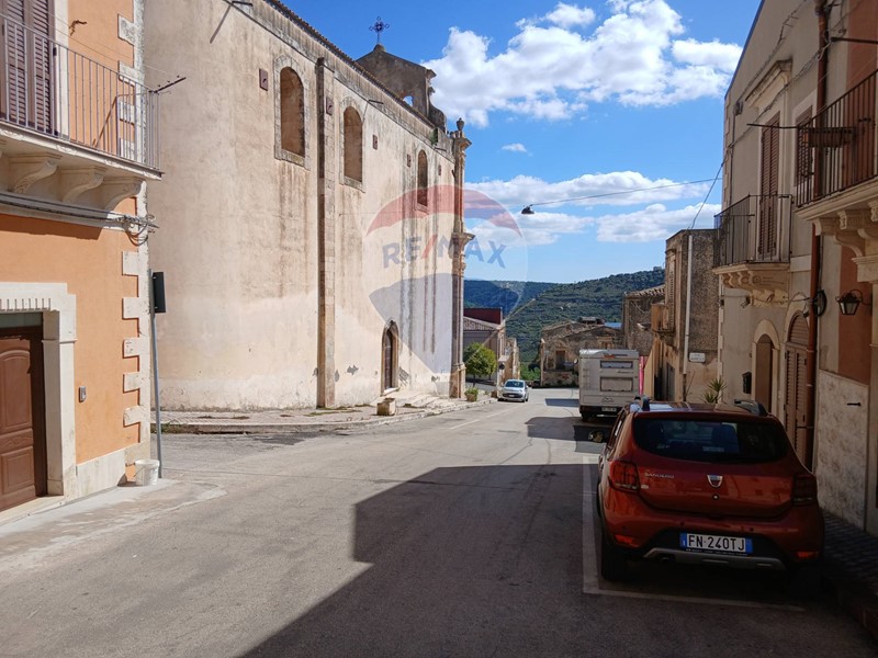 Appartamento in Vendita a Ferla, 74'000€, 180 m²