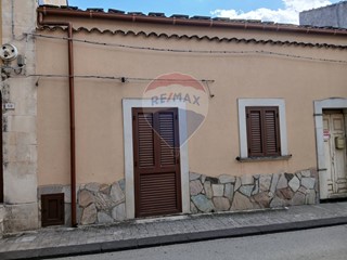 Appartamento in Vendita a Ferla, 74'000€, 180 m²