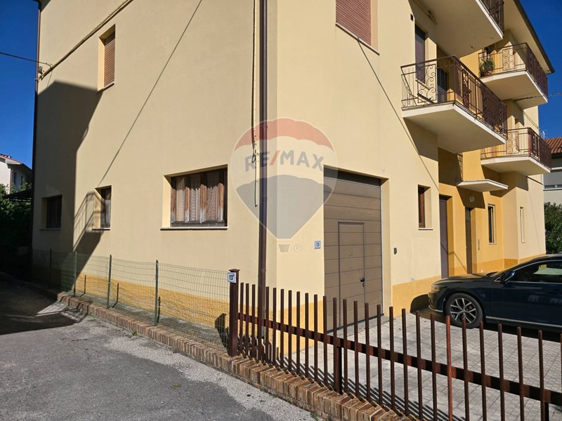 Magazzino in Vendita a Serra de' Conti, 35'000€, 138 m²