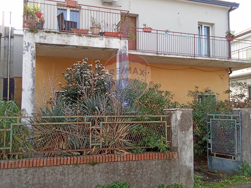 Casa Semi Indipendente in Vendita a Trecastagni, 125'000€, 137 m²