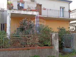 Casa Semi Indipendente in Vendita a Trecastagni, 125'000€, 137 m²