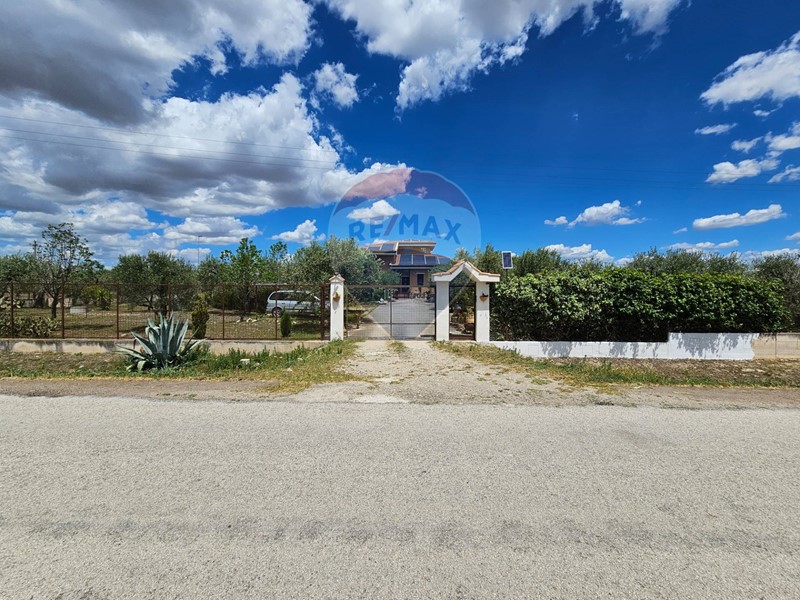 Villa in Vendita a Lucera, 390'000€, 291 m², con Box