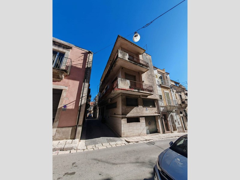 Casa Indipendente in Vendita a Ragusa, 72'000&euro;, 225 m²