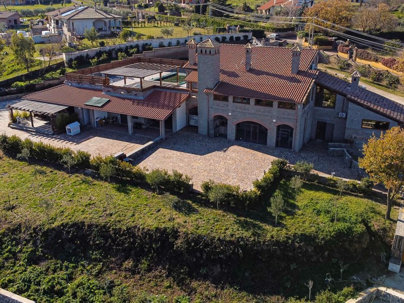 Villa in Vendita a Monterosi, 1'390'000€, 20000 m²
