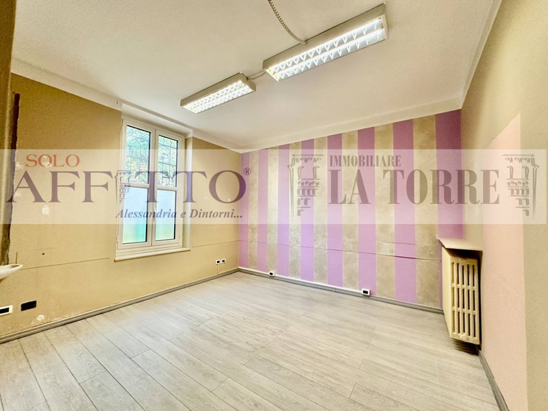 Ufficio in Affitto a Alessandria, 800€, 200 m²