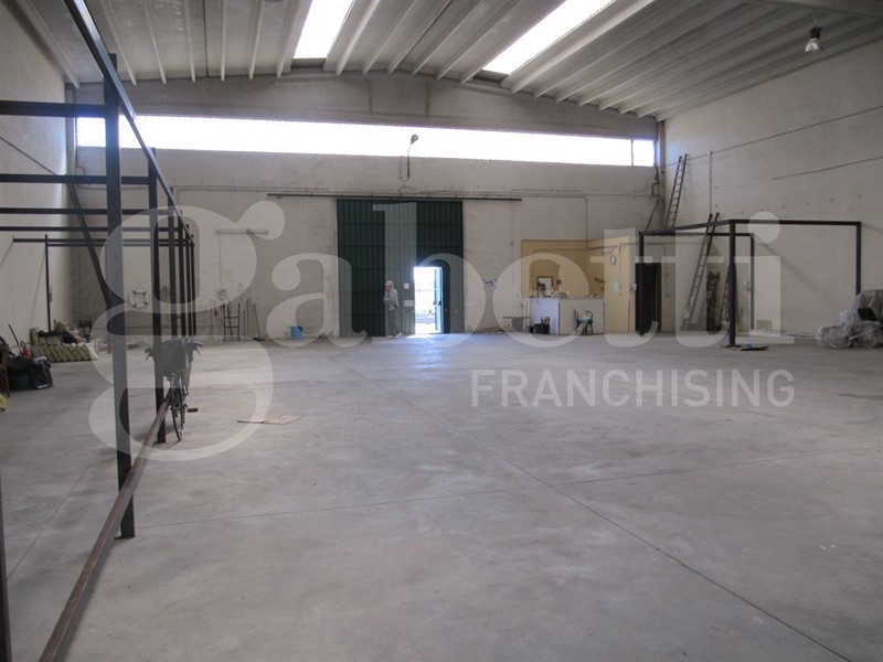 Capannone in Vendita a Brindisi, 230'000€, 500 m²