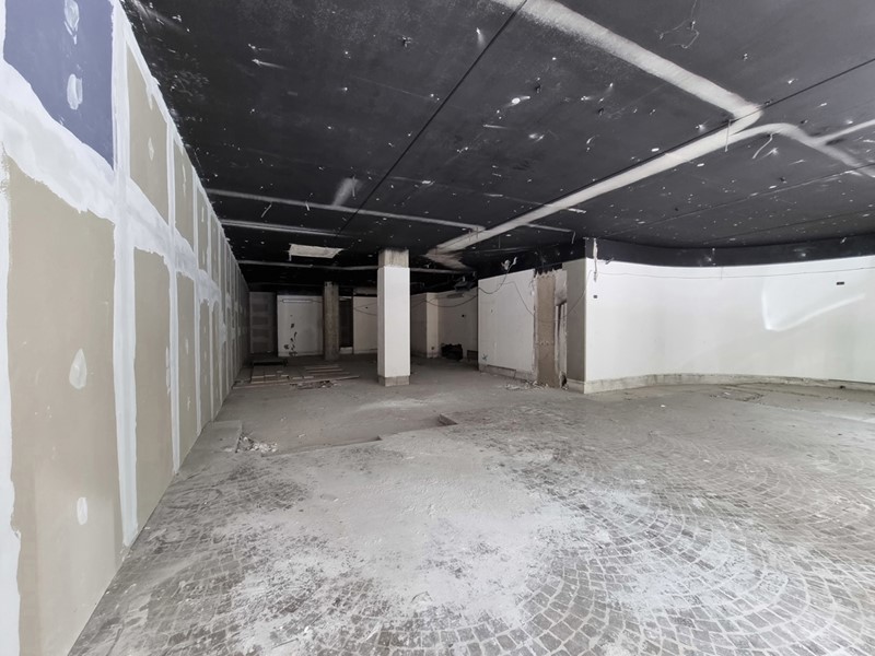 Negozio in Affitto a Caserta, 7'200€, 500 m²