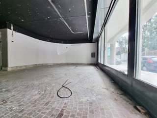 Negozio in Affitto a Caserta, 7'200€, 500 m²