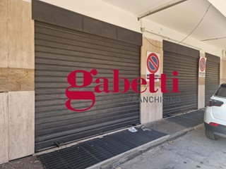 Magazzino in Vendita a San Nicola la Strada, 150'000€, 273 m²