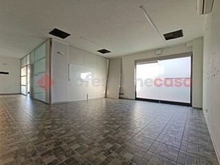 Negozio in Affitto a Arona, 900€, 110 m²