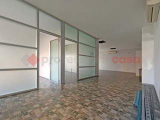 Negozio in Vendita a Arona, 130'000€, 110 m²