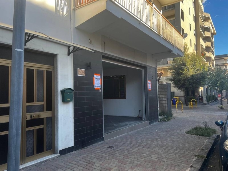 Negozio in Vendita a Battipaglia, 110'000€, 97 m²