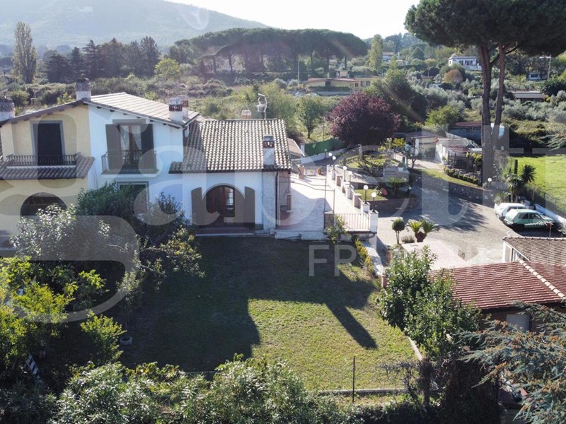 Villa in Vendita a Marino, 799'000€, 331 m²