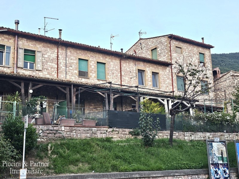 Casa Semi Indipendente in Vendita a Assisi, 195'000€, 149 m²