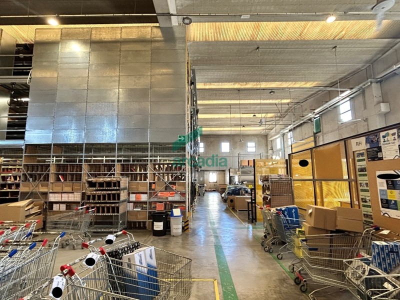 Capannone in Vendita a Modugno, zona Zona Industriale, 3'300'000€, 4000 m²