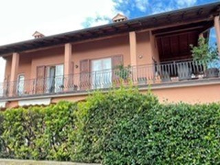 Casa Indipendente in Affitto a Padenghe sul Garda, 1'300€, 200 m², con Box