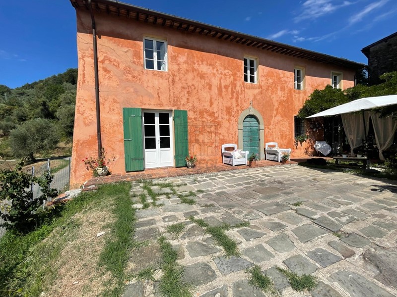 Casale in Vendita a Lucca, zona Nord, 580'000€, 320 m²